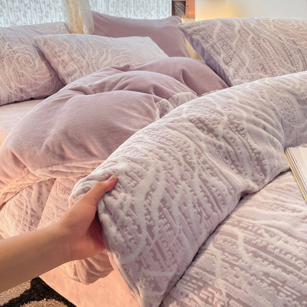 91家纺网 家纺一手货源 找家纺 顺兴家居 2025新款高克重230克雕花牛奶绒四件套 芍药-紫