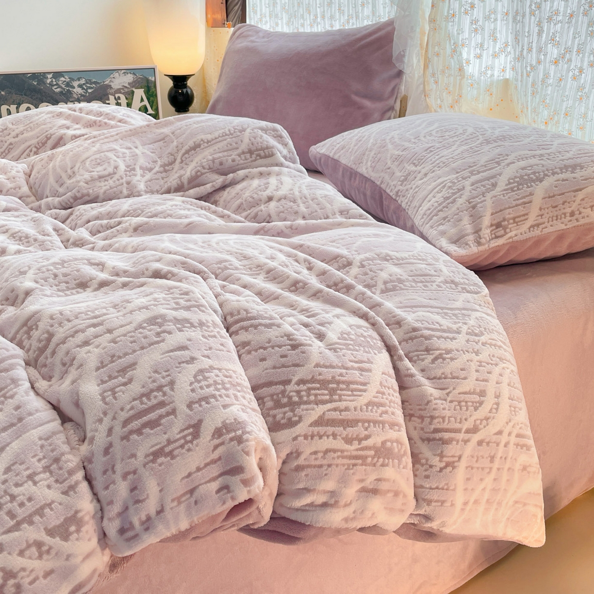 91家纺网 家纺一手货源 找家纺 顺兴家居 2025新款高克重230克雕花牛奶绒四件套 芍药-紫