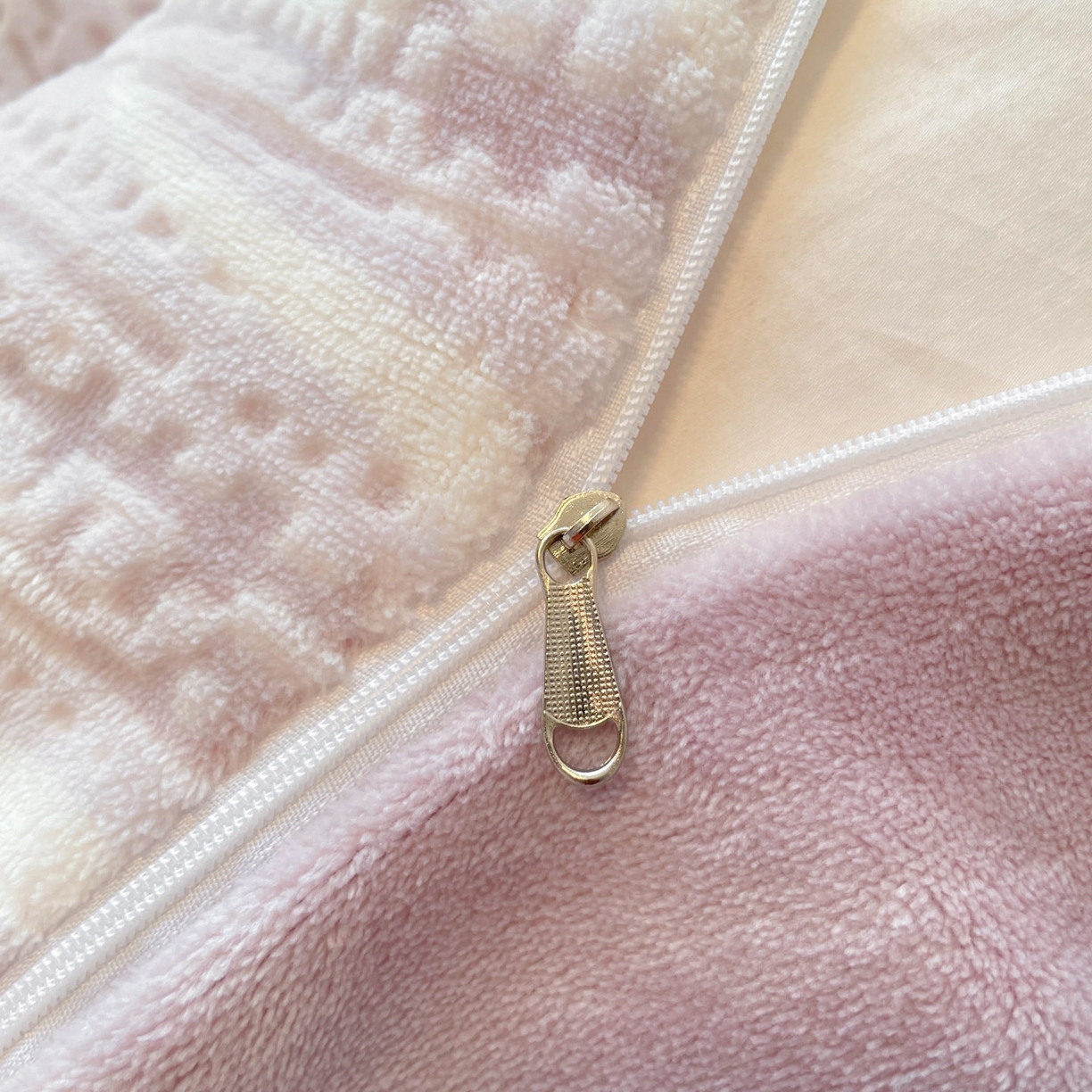 91家纺网 家纺一手货源 找家纺 顺兴家居 2025新款高克重230克雕花牛奶绒四件套 芍药-紫