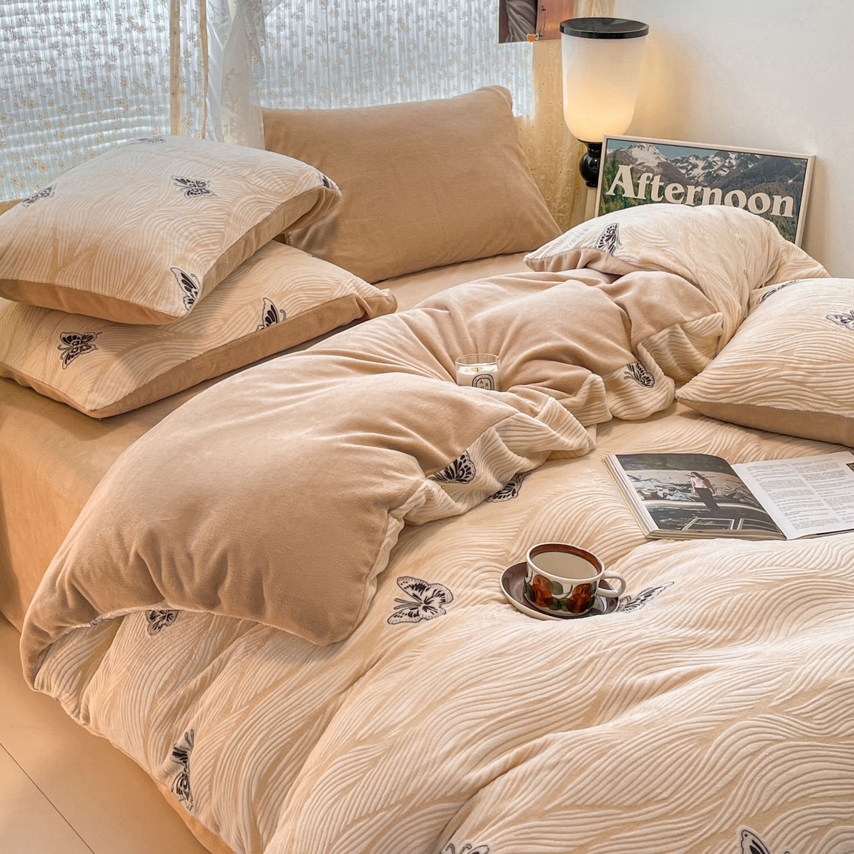 91家纺网 家纺一手货源 找家纺 顺兴家居 2025新款高克重230克雕花牛奶绒四件套 水漾蝶舞-卡其