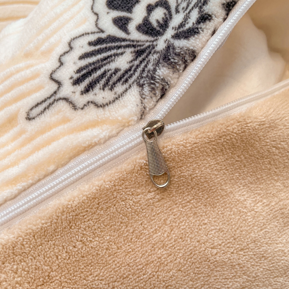 91家纺网 家纺一手货源 找家纺 顺兴家居 2025新款高克重230克雕花牛奶绒四件套 水漾蝶舞-卡其