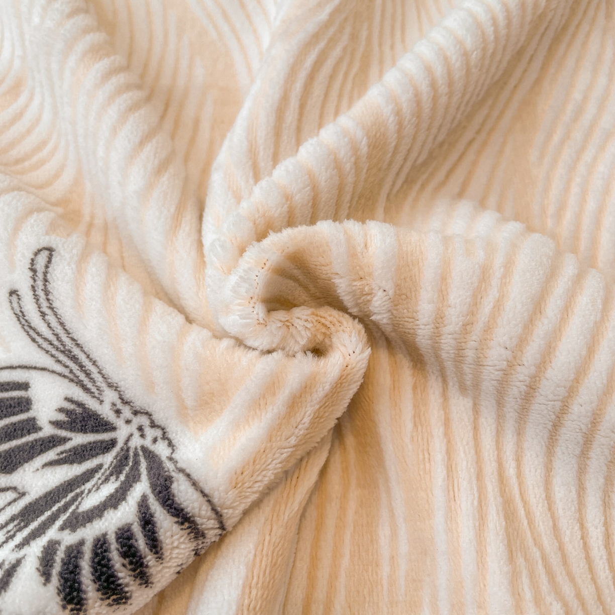 91家纺网 家纺一手货源 找家纺 顺兴家居 2025新款高克重230克雕花牛奶绒四件套 水漾蝶舞-卡其