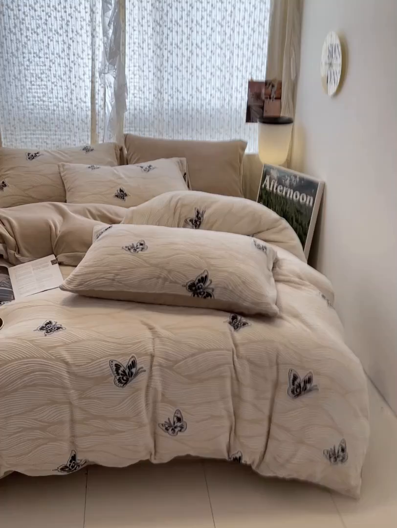 91家纺网 家纺一手货源 找家纺 顺兴家居 2025新款高克重230克雕花牛奶绒四件套 水漾蝶舞-卡其
