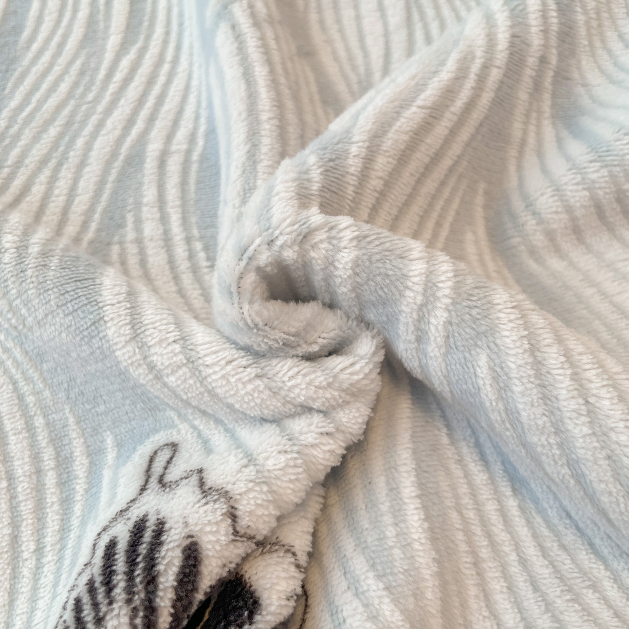 91家纺网 家纺一手货源 找家纺 顺兴家居 2025新款高克重230克雕花牛奶绒四件套 水漾蝶舞-蓝