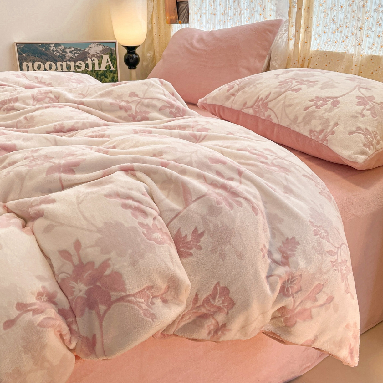 91家纺网 家纺一手货源 找家纺 顺兴家居 2025新款高克重230克雕花牛奶绒四件套 晕染花曳-粉