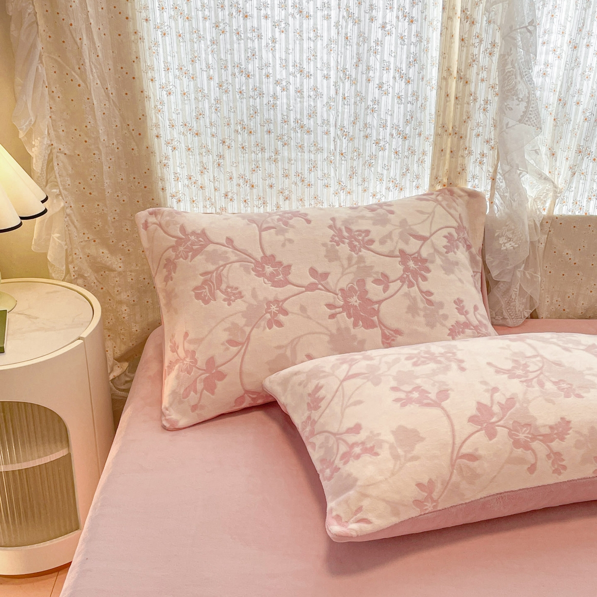 91家纺网 家纺一手货源 找家纺 顺兴家居 2025新款高克重230克雕花牛奶绒四件套 晕染花曳-粉