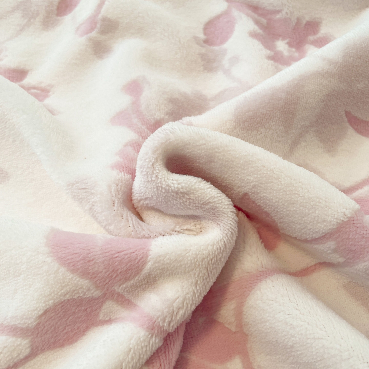 91家纺网 家纺一手货源 找家纺 顺兴家居 2025新款高克重230克雕花牛奶绒四件套 晕染花曳-粉