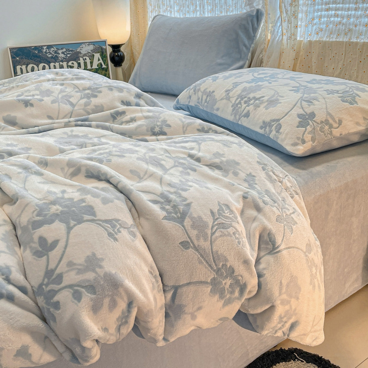 91家纺网 家纺一手货源 找家纺 顺兴家居 2025新款高克重230克雕花牛奶绒四件套 晕染花曳-蓝