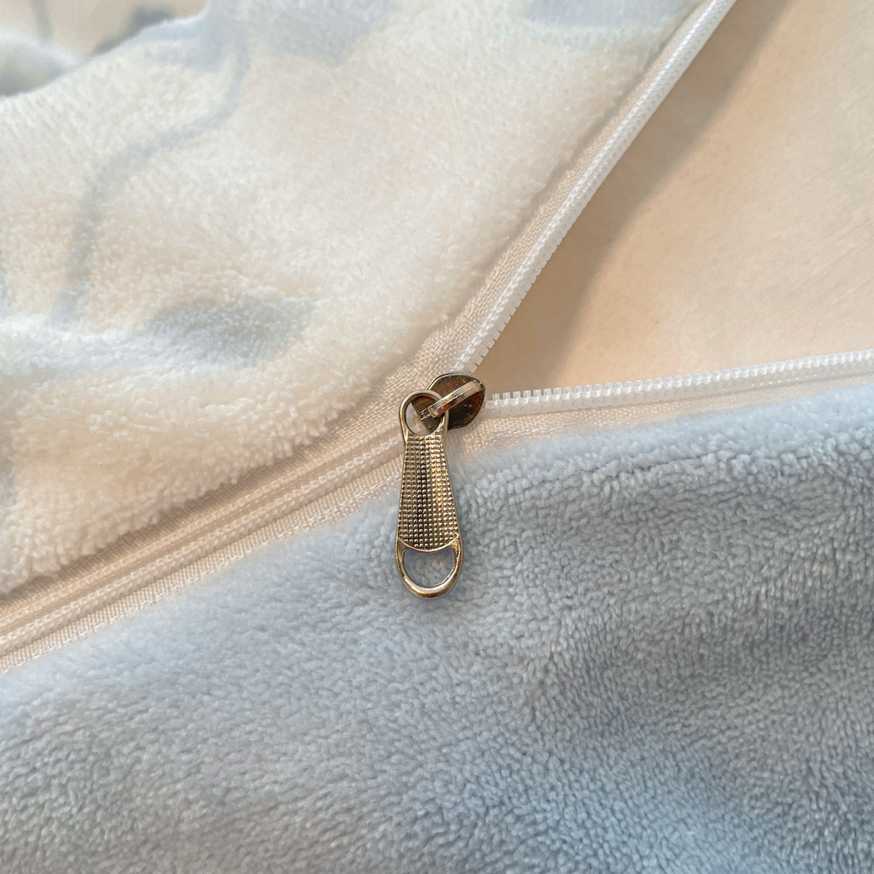 91家纺网 家纺一手货源 找家纺 顺兴家居 2025新款高克重230克雕花牛奶绒四件套 晕染花曳-蓝