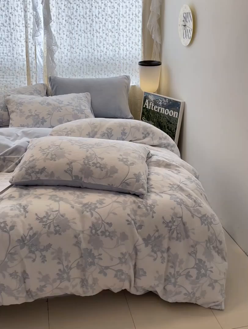 91家纺网 家纺一手货源 找家纺 顺兴家居 2025新款高克重230克雕花牛奶绒四件套 晕染花曳-蓝