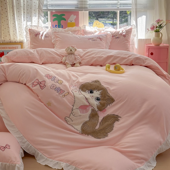 91家纺网 家纺一手货源 找家纺 （总）易禾家纺 2025新款韩版卡通兔毛贴布绣水洗棉四件套学生宿舍三件套-炸毛小猫