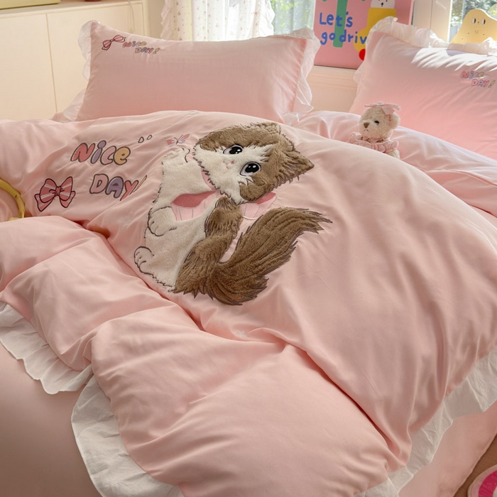 91家纺网 家纺一手货源 找家纺 （总）易禾家纺 2025新款韩版卡通兔毛贴布绣水洗棉四件套学生宿舍三件套-炸毛小猫