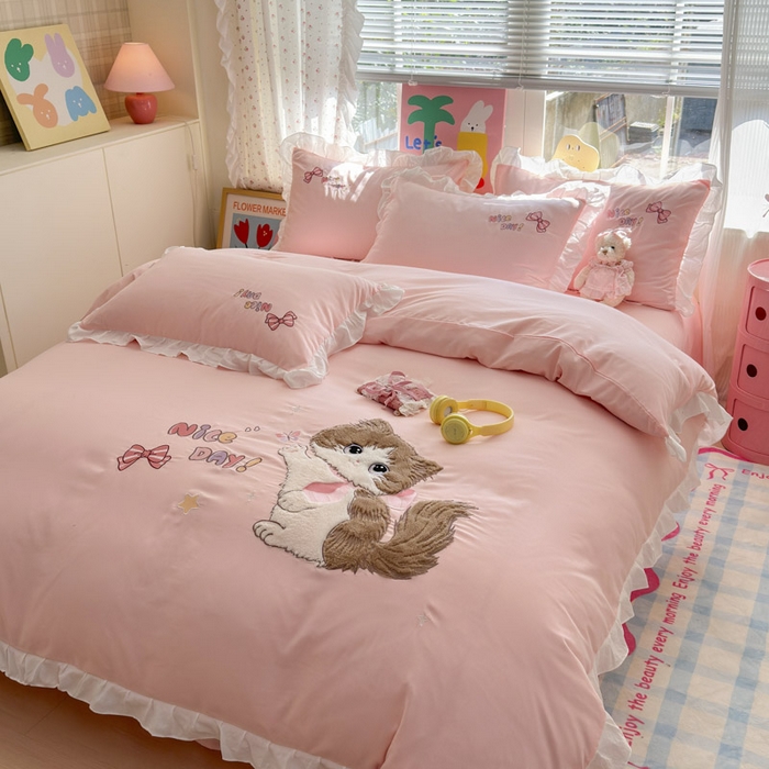 91家纺网 家纺一手货源 找家纺 （总）易禾家纺 2025新款韩版卡通兔毛贴布绣水洗棉四件套学生宿舍三件套-炸毛小猫