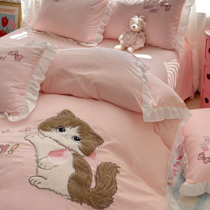 91家纺网 家纺一手货源 找家纺 （总）易禾家纺 2025新款韩版卡通兔毛贴布绣水洗棉四件套学生宿舍三件套-炸毛小猫