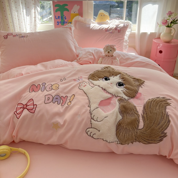91家纺网 家纺一手货源 找家纺 易禾家纺 2025新款韩版卡通兔毛贴布绣水洗棉四件套学生宿舍三件套-炸毛小猫 炸毛小猫——粉