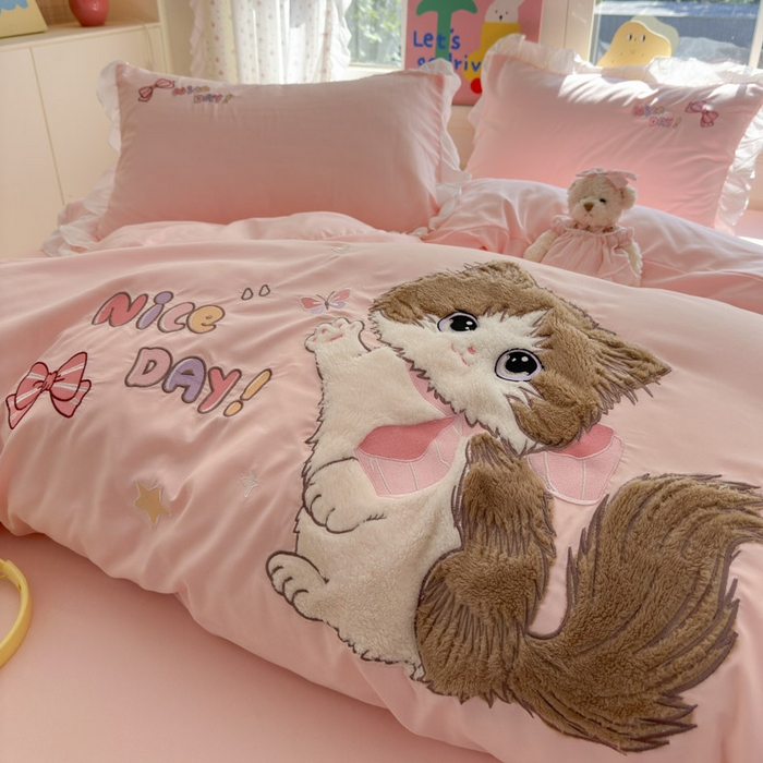 91家纺网 家纺一手货源 找家纺 易禾家纺 2025新款韩版卡通兔毛贴布绣水洗棉四件套学生宿舍三件套-炸毛小猫 炸毛小猫——粉