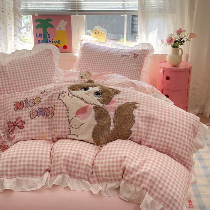 91家纺网 家纺一手货源 找家纺 易禾家纺 2025新款韩版卡通兔毛贴布绣水洗棉四件套学生宿舍三件套-炸毛小猫 炸毛小猫——粉格