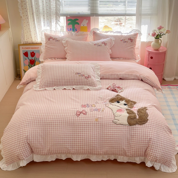 91家纺网 家纺一手货源 找家纺 易禾家纺 2025新款韩版卡通兔毛贴布绣水洗棉四件套学生宿舍三件套-炸毛小猫 炸毛小猫——粉格