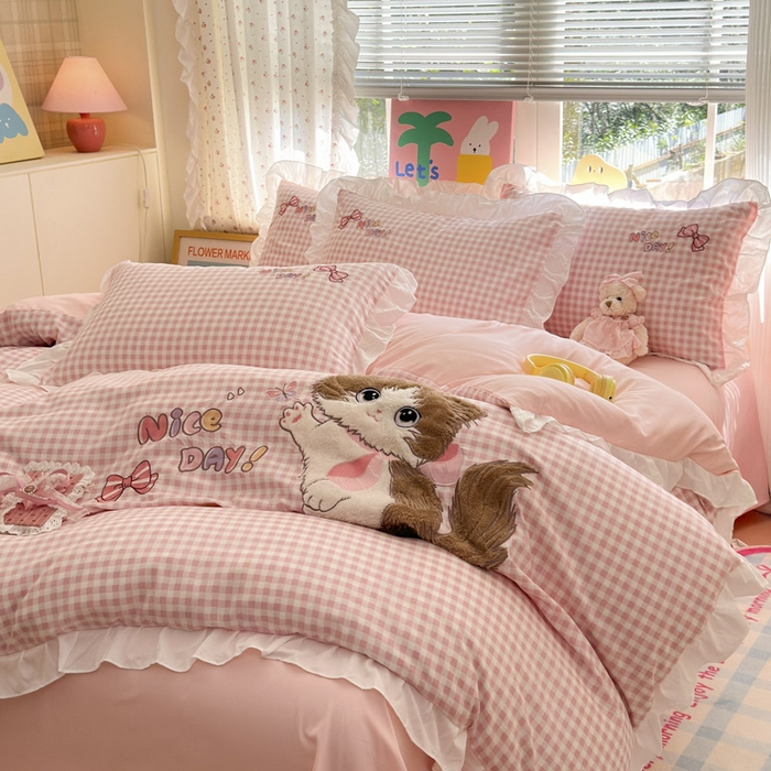 91家纺网 家纺一手货源 找家纺 易禾家纺 2025新款韩版卡通兔毛贴布绣水洗棉四件套学生宿舍三件套-炸毛小猫 炸毛小猫——粉格