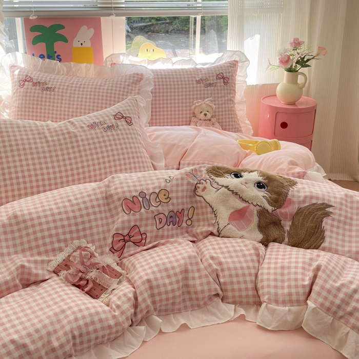 91家纺网 家纺一手货源 找家纺 易禾家纺 2025新款韩版卡通兔毛贴布绣水洗棉四件套学生宿舍三件套-炸毛小猫 炸毛小猫——粉格