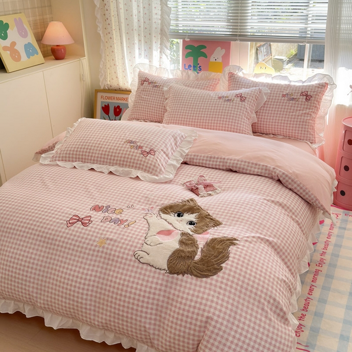 91家纺网 家纺一手货源 找家纺 易禾家纺 2025新款韩版卡通兔毛贴布绣水洗棉四件套学生宿舍三件套-炸毛小猫 炸毛小猫——粉格