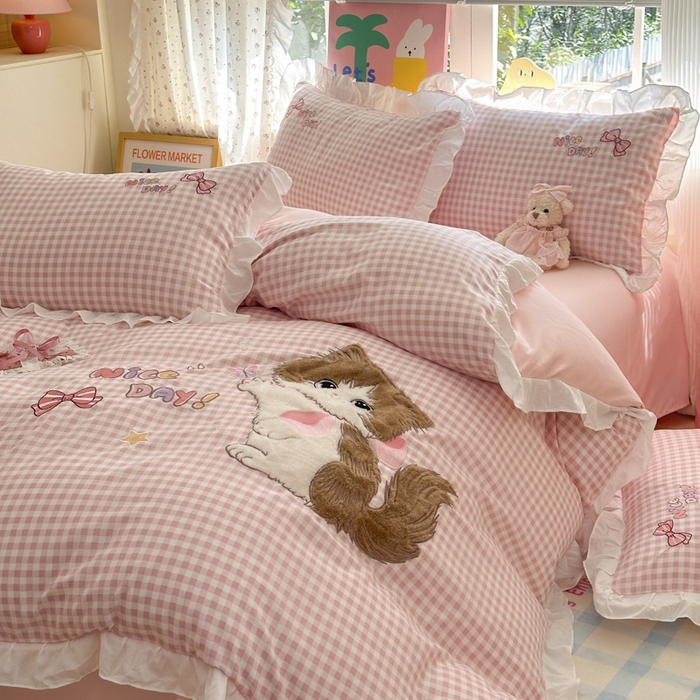 91家纺网 家纺一手货源 找家纺 易禾家纺 2025新款韩版卡通兔毛贴布绣水洗棉四件套学生宿舍三件套-炸毛小猫 炸毛小猫——粉格