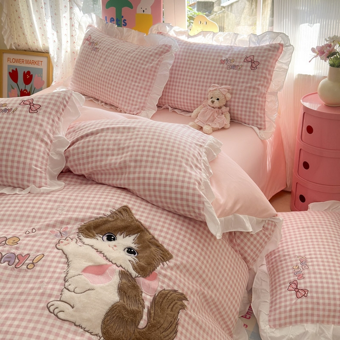 91家纺网 家纺一手货源 找家纺 易禾家纺 2025新款韩版卡通兔毛贴布绣水洗棉四件套学生宿舍三件套-炸毛小猫 炸毛小猫——粉格
