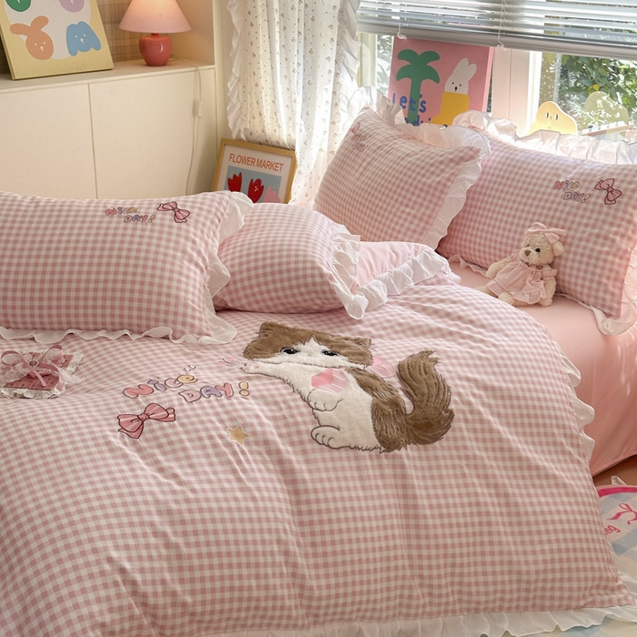 91家纺网 家纺一手货源 找家纺 易禾家纺 2025新款韩版卡通兔毛贴布绣水洗棉四件套学生宿舍三件套-炸毛小猫 炸毛小猫——粉格