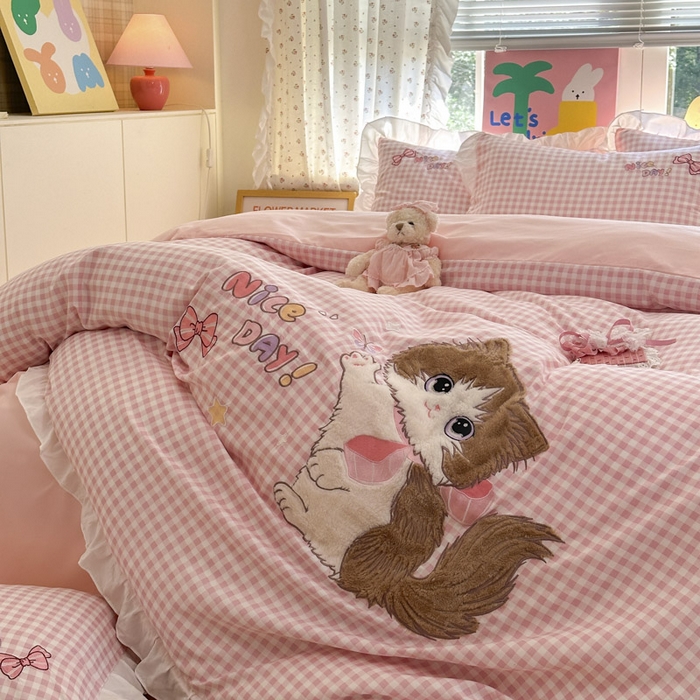 91家纺网 家纺一手货源 找家纺 易禾家纺 2025新款韩版卡通兔毛贴布绣水洗棉四件套学生宿舍三件套-炸毛小猫 炸毛小猫——粉格