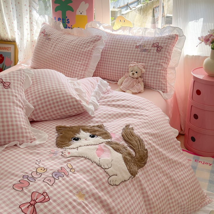 91家纺网 家纺一手货源 找家纺 易禾家纺 2025新款韩版卡通兔毛贴布绣水洗棉四件套学生宿舍三件套-炸毛小猫 炸毛小猫——粉格