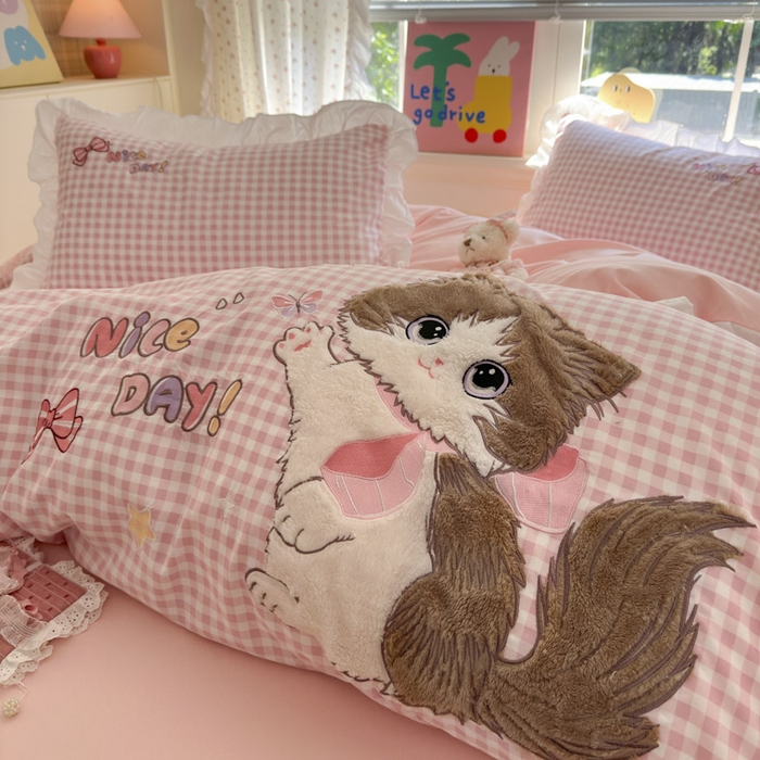 91家纺网 家纺一手货源 找家纺 易禾家纺 2025新款韩版卡通兔毛贴布绣水洗棉四件套学生宿舍三件套-炸毛小猫 炸毛小猫——粉格