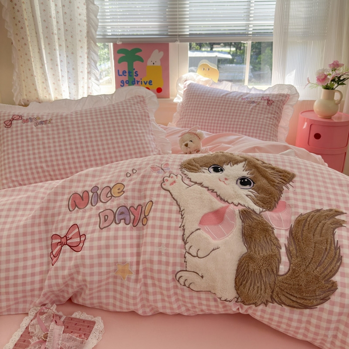 91家纺网 家纺一手货源 找家纺 易禾家纺 2025新款韩版卡通兔毛贴布绣水洗棉四件套学生宿舍三件套-炸毛小猫 炸毛小猫——粉格