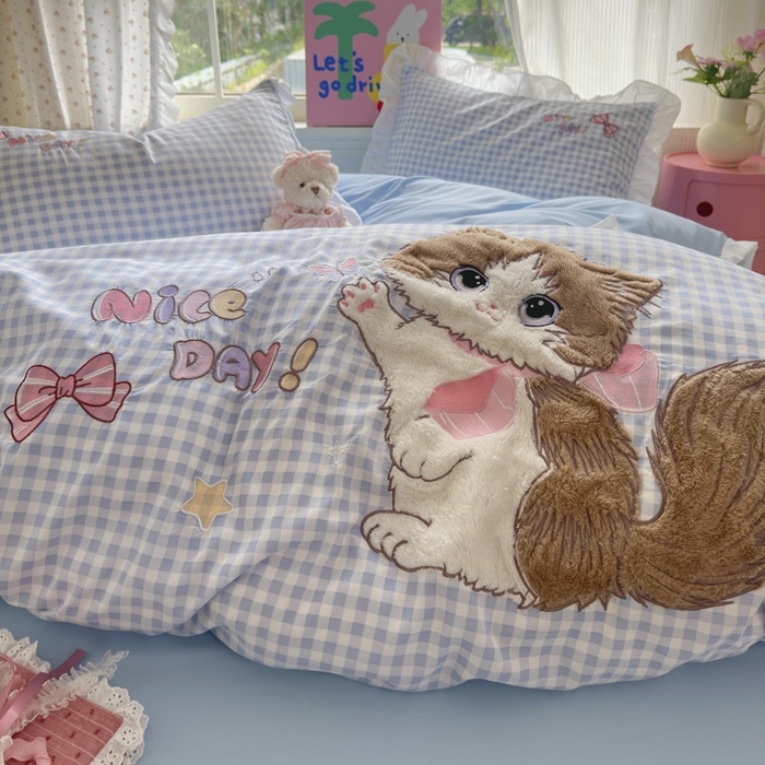 91家纺网 家纺一手货源 找家纺 易禾家纺 2025新款韩版卡通兔毛贴布绣水洗棉四件套学生宿舍三件套-炸毛小猫 炸毛小猫——蓝格