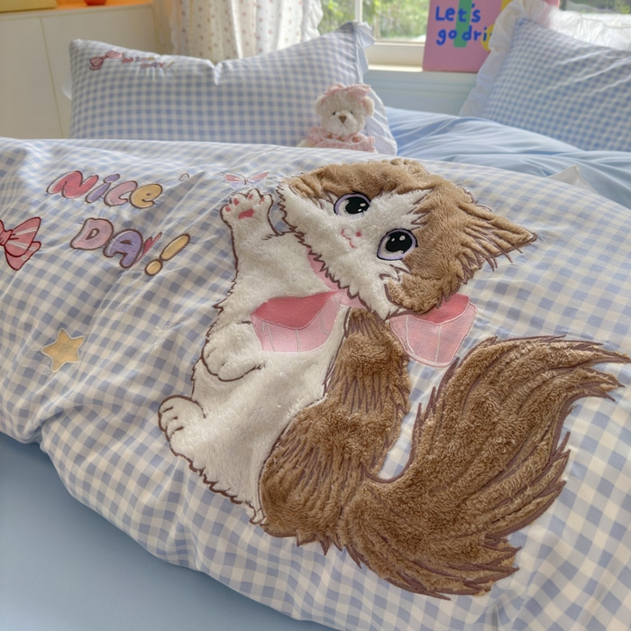 91家纺网 家纺一手货源 找家纺 易禾家纺 2025新款韩版卡通兔毛贴布绣水洗棉四件套学生宿舍三件套-炸毛小猫 炸毛小猫——蓝格