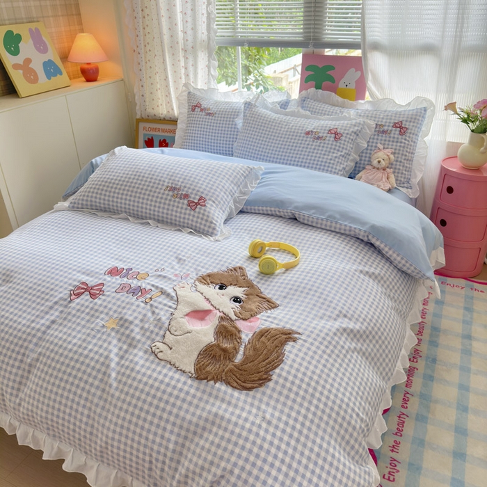 91家纺网 家纺一手货源 找家纺 易禾家纺 2025新款韩版卡通兔毛贴布绣水洗棉四件套学生宿舍三件套-炸毛小猫 炸毛小猫——蓝格