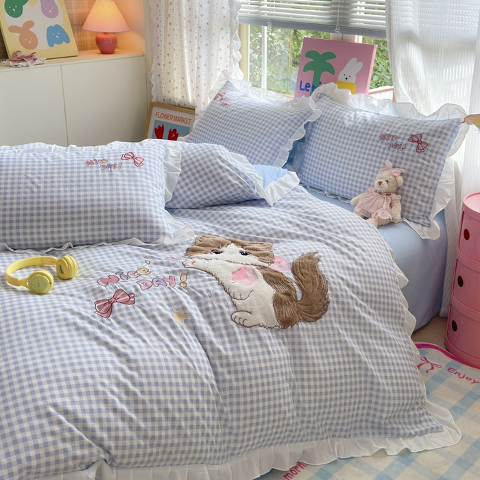 91家纺网 家纺一手货源 找家纺 易禾家纺 2025新款韩版卡通兔毛贴布绣水洗棉四件套学生宿舍三件套-炸毛小猫 炸毛小猫——蓝格