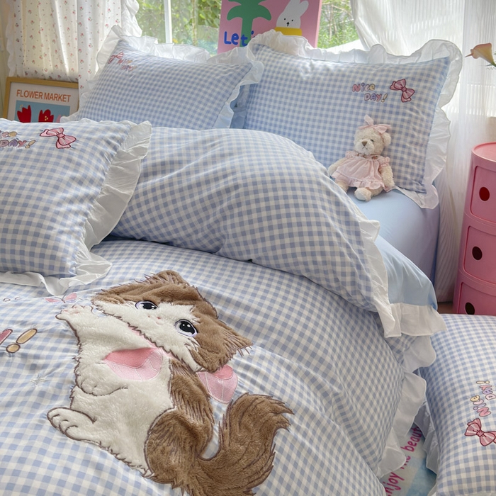 91家纺网 家纺一手货源 找家纺 易禾家纺 2025新款韩版卡通兔毛贴布绣水洗棉四件套学生宿舍三件套-炸毛小猫 炸毛小猫——蓝格