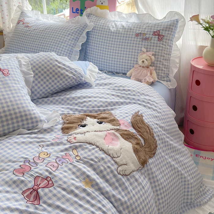 91家纺网 家纺一手货源 找家纺 易禾家纺 2025新款韩版卡通兔毛贴布绣水洗棉四件套学生宿舍三件套-炸毛小猫 炸毛小猫——蓝格