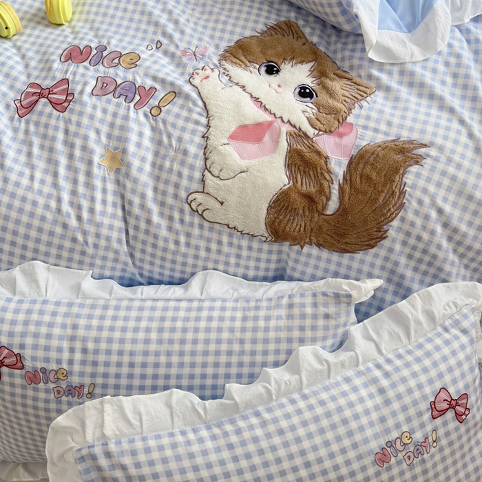 91家纺网 家纺一手货源 找家纺 易禾家纺 2025新款韩版卡通兔毛贴布绣水洗棉四件套学生宿舍三件套-炸毛小猫 炸毛小猫——蓝格