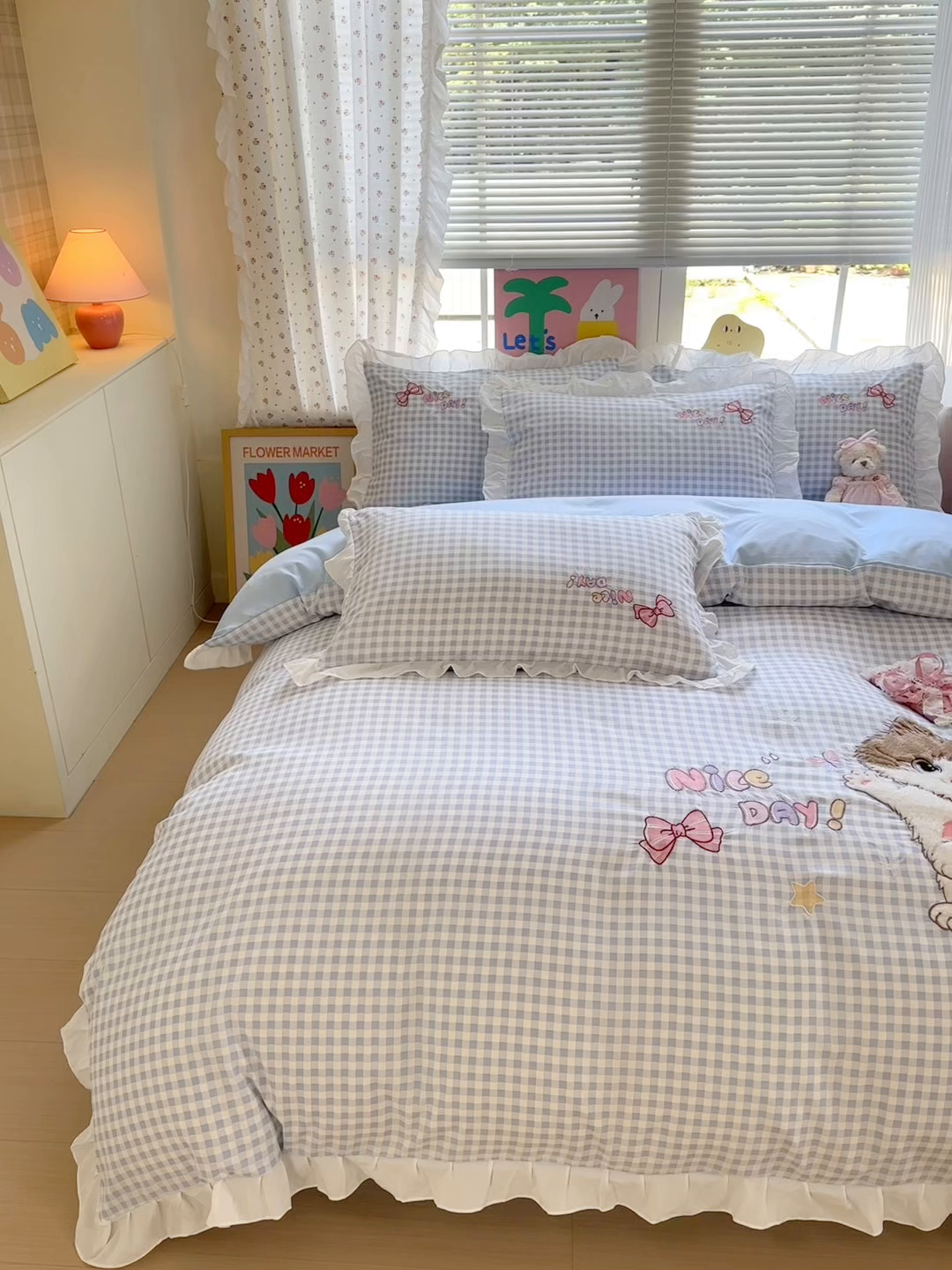 91家纺网 家纺一手货源 找家纺 易禾家纺 2025新款韩版卡通兔毛贴布绣水洗棉四件套学生宿舍三件套-炸毛小猫 炸毛小猫——蓝格