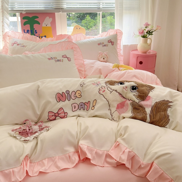 91家纺网 家纺一手货源 找家纺 易禾家纺 2025新款韩版卡通兔毛贴布绣水洗棉四件套学生宿舍三件套-炸毛小猫 炸毛小猫——奶白粉