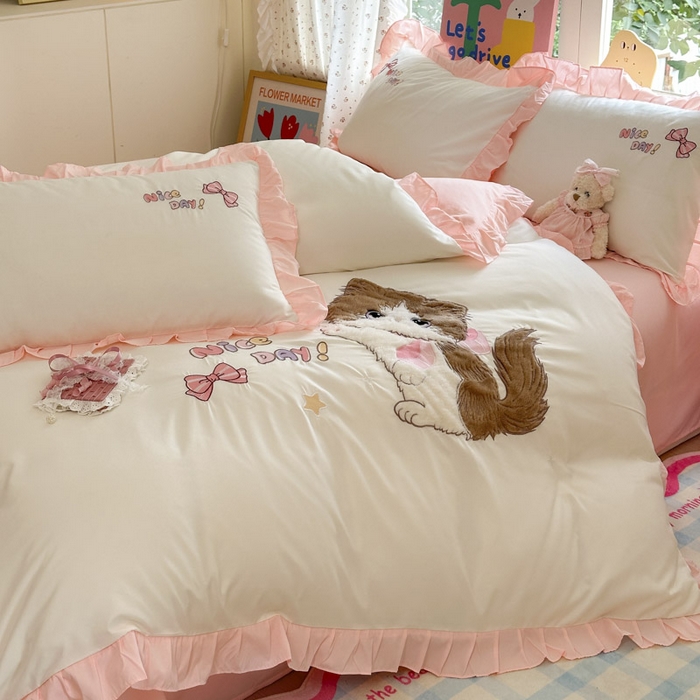 91家纺网 家纺一手货源 找家纺 易禾家纺 2025新款韩版卡通兔毛贴布绣水洗棉四件套学生宿舍三件套-炸毛小猫 炸毛小猫——奶白粉