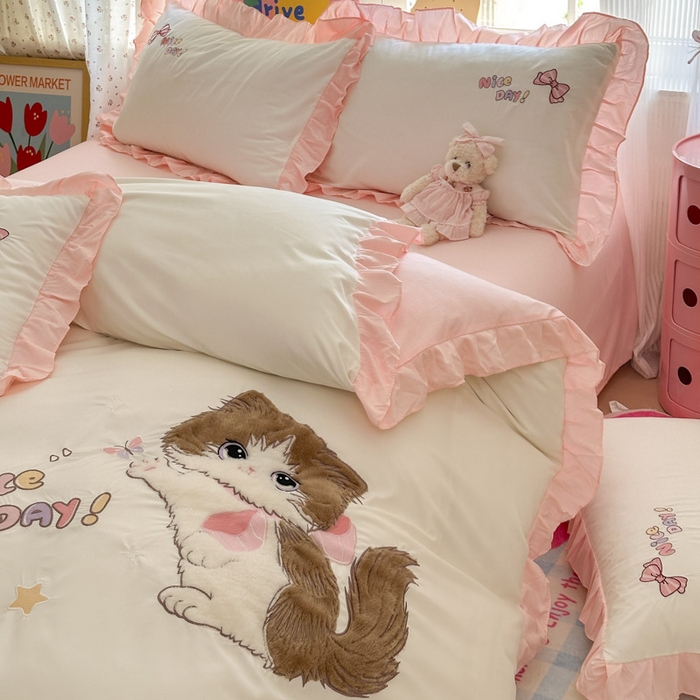 91家纺网 家纺一手货源 找家纺 易禾家纺 2025新款韩版卡通兔毛贴布绣水洗棉四件套学生宿舍三件套-炸毛小猫 炸毛小猫——奶白粉