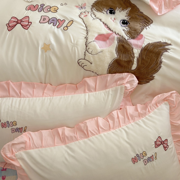 91家纺网 家纺一手货源 找家纺 易禾家纺 2025新款韩版卡通兔毛贴布绣水洗棉四件套学生宿舍三件套-炸毛小猫 炸毛小猫——奶白粉