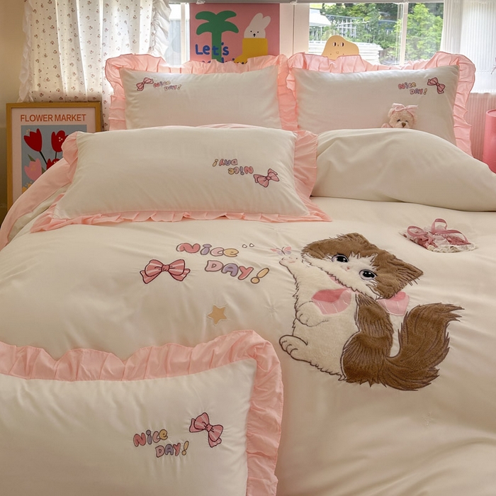 91家纺网 家纺一手货源 找家纺 易禾家纺 2025新款韩版卡通兔毛贴布绣水洗棉四件套学生宿舍三件套-炸毛小猫 炸毛小猫——奶白粉
