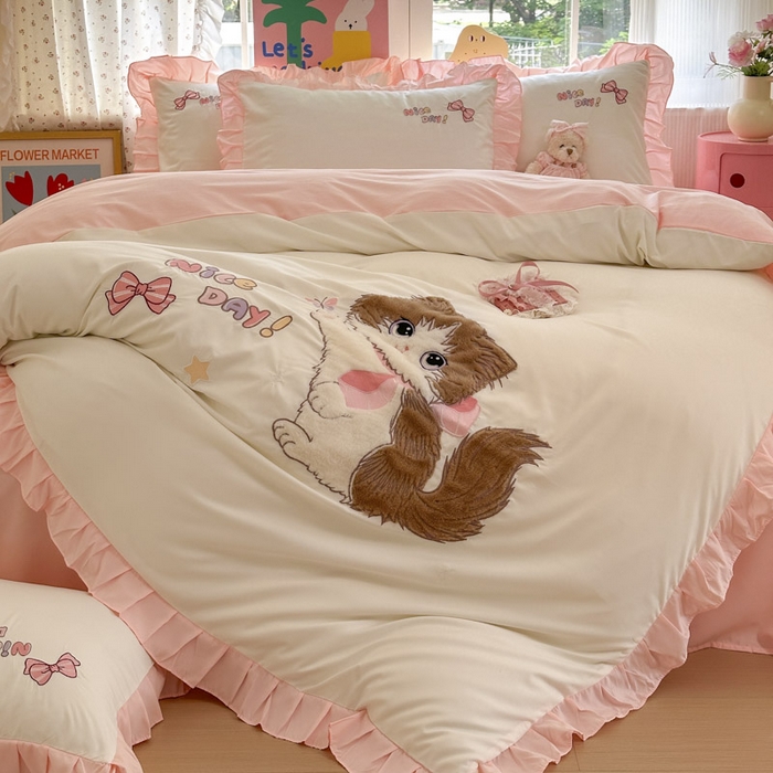 91家纺网 家纺一手货源 找家纺 易禾家纺 2025新款韩版卡通兔毛贴布绣水洗棉四件套学生宿舍三件套-炸毛小猫 炸毛小猫——奶白粉