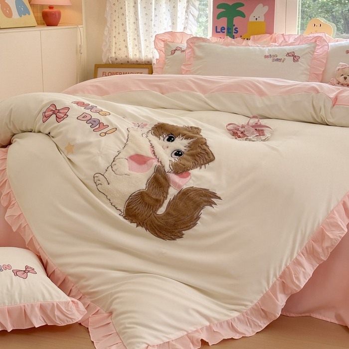 91家纺网 家纺一手货源 找家纺 易禾家纺 2025新款韩版卡通兔毛贴布绣水洗棉四件套学生宿舍三件套-炸毛小猫 炸毛小猫——奶白粉