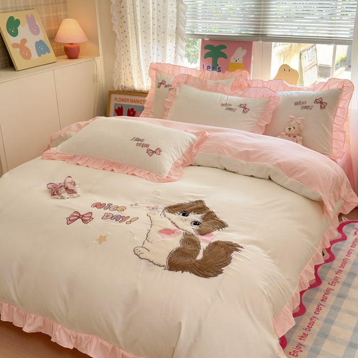 91家纺网 家纺一手货源 找家纺 易禾家纺 2025新款韩版卡通兔毛贴布绣水洗棉四件套学生宿舍三件套-炸毛小猫 炸毛小猫——奶白粉