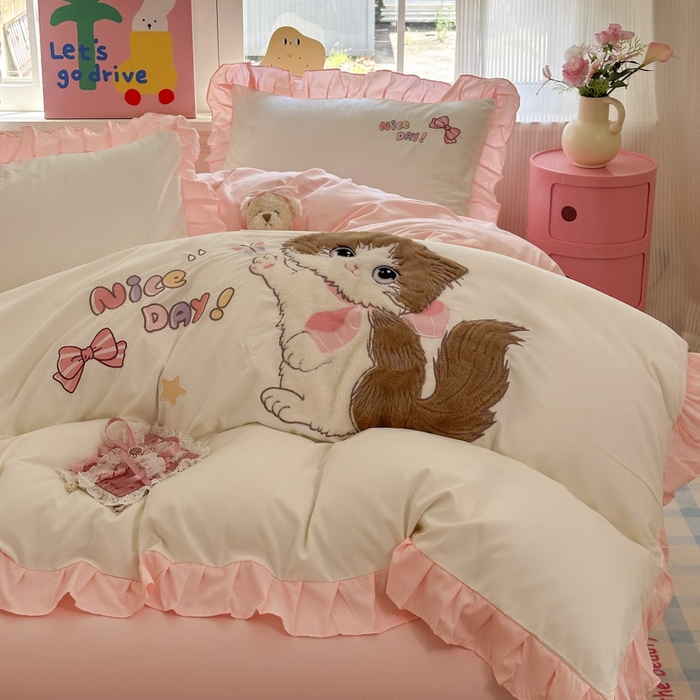 91家纺网 家纺一手货源 找家纺 易禾家纺 2025新款韩版卡通兔毛贴布绣水洗棉四件套学生宿舍三件套-炸毛小猫 炸毛小猫——奶白粉