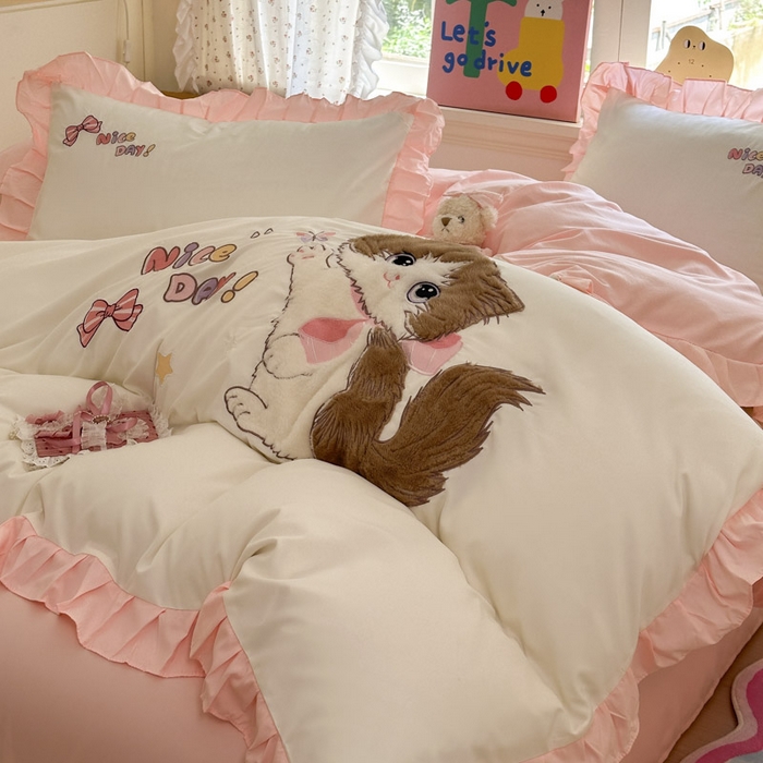 91家纺网 家纺一手货源 找家纺 易禾家纺 2025新款韩版卡通兔毛贴布绣水洗棉四件套学生宿舍三件套-炸毛小猫 炸毛小猫——奶白粉